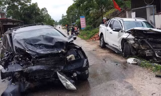 Hai xe đâm nhau nát bét phần đầu, nhiều người bị thương .Ảnh: M. Đức