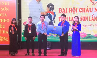 Anh Nguyễn Ngọc Lương, Bí thư TƯ Đoàn, Chủ tịch HĐ Đội TƯ trao biểu trưng tặng 5 công trình nước sạch (trí giá 500 triệu đồng) cho tuổi trẻ Lạng Sơn .Ảnh: Duy Chiến