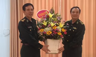 Thượng tá Trịnh Hữu Tăng (bìa phải) nhận hoa chúc mừng trong lễ công bố bổ nhiệm Chính ủy BP Lạng Sơn. Ảnh: Duy Chiến