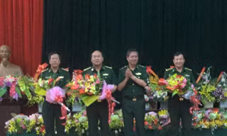Thiếu tướng Bùi Đức Hạnh, Phó Tư lệnh BĐ Biên phòng (giữa) tặng hoa chúc mừng 3 đồng chí lãnh đạo BĐBP Lạng Sơn. Ảnh: Duy Chiến