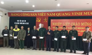 Các cựu chiến binh, thương binh chiến tranh 1979 nhận quà tri ân. Ảnh: Duy Chiến