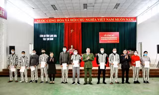 10 phạm nhân được tha tù trước thời hạn, được về quê ăn tết .Ảnh: Thanh Bình 