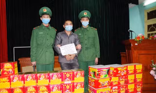 Đối tượng Mình (giữa) cùng tang vật .Ảnh: V. Toàn 