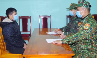 37 công dân Việt Nam nhập cảnh trái phép bị lực lượng biên phòng Bảo Lâm ngăn chặn ở biên giới .Ảnh: Vi Toàn 