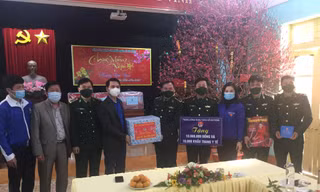 Đoàn công tác của TƯ Đoàn tặng quà cán bộ, chiến sỹ đồn Biên phòng cửa khẩu Hữu Nghị .Ảnh: Duy Chiến 
