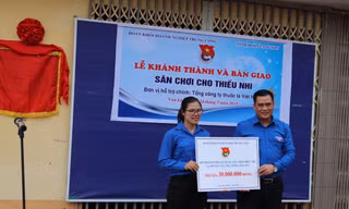 Bí thư đoàn khối Doanh nghiệp trung ương (bìa phải) trao biển khánh thành, bàn giao sân chơi cho thiếu nhi huyện Văn Lãng .Ảnh: Duy Chiến