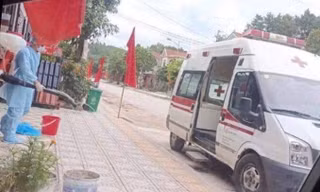 Các ngành chức năng tiến hành phun tiêu độc, khử trùng, áp dụng các biện pháp y tế đối với Khu 7, thị trấn Đình Lập, huyện Đình Lập , Lạng Sơn .Ảnh: Duy Chiến
