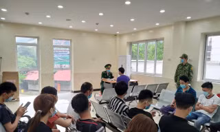 Các đối tượng nhập cảnh trái phép được các chiến sỹ Biên phòng Tân Thanh lấy lời khai .Ảnh: Duy Chiến