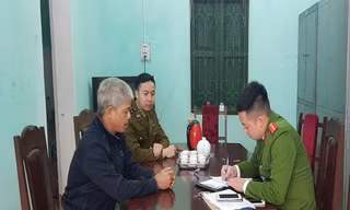 Ông Thiệp (bìa trái) khai nhận hành vi tại cư quan điều tra .Ảnh: TL 