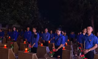 Hàng trăm ngọn nến lung linh được thắp sáng ở Nghĩa trang liệt sỹ Hoàng Đồng, TP Lạng Sơn .Ảnh: T. Tâm