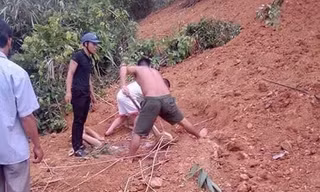 Thanh niên và người dân tham gia cứu người .Ảnh: TL