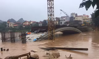 Nước ngập nhấn chìm nhiều công trình cầu Kỳ Cùng đang xây dựng dở dang *ảnh: Duy Chiến 