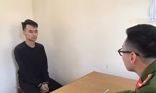 Đối tượng Vũ (bìa trái) tại cơ quan công an .ảnh: Huyền Mỹ