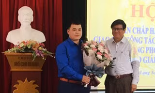 Anh Lăng Văn Chí (bìa trái) nhận hoa chúc mừng của lãnh đạo Ban tổ chức Tỉnh ủy Lạng Sơn .Ảnh: Duy Chiến