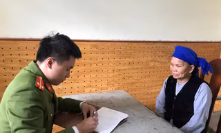 Bà Tần (bìa phải) khai nhận hành vi với cơ quan điều tra *ảnh: H. Thiện