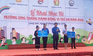 Bí thư TƯ Đoàn Nguyễn Ngọc Lương; Bí thư Tỉnh ủy Lạng Sơn Lâm Thị Phương Thanh trao tặng học bổng cho các em học sinh nghèo, học giỏi *ảnh: Duy Chiến