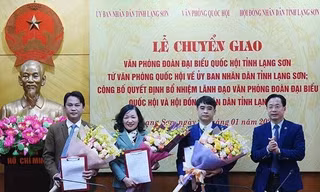 Ông Hoàng Văn Nghiệm, Phó bí thư TT Tỉnh ủy, Chủ tịch HĐND tỉnh (bìa phải, ngoài cùng) tặng hoa chúc mừng 3 tân Phó chánh VP đoàn đại biểu quốc hội và HĐND tỉnh Lạng Sơn .Ảnh: TL 