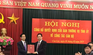 Lãnh đạo Tỉnh ủy Lạng Sơn trao Quyết định cho ông Nguyễn Duy Anh (bìa trái) .Ảnh: Duy Chiến