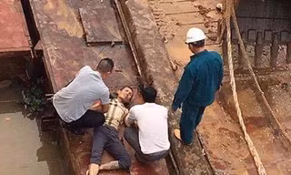 Các công nhân đã cứu kịp thời người thanh niên dại dột .Ảnh: Duy Chiến
