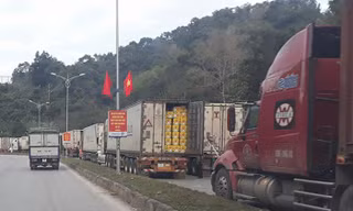 Hiện tượng ùn tắc hàng nông sản ở cửa khẩu Tân Thanh diễn ra thường xuyên vào dịp cuối năm .Ảnh: TL