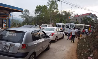 Dòng người, phương tiện ken cứng con đường đến đền Bắc lệ .Ảnh: L.Nam