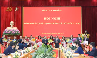 Các cán bộ được bổ nhiệm, luân chuyển nhận hoa chúc mừng của lãnh đạo tỉnh Cao Bằng .Ảnh: Q. Anh 