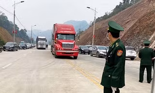 Chủ hàng và nhân công bốc xếp hàng hóa nhộn nhịp tại cửa khẩu Tân Thanh .Ảnh: Duy Chiến
