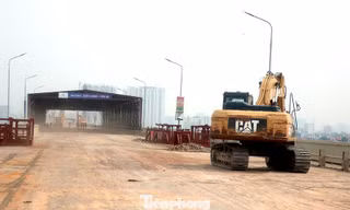 Mặt cầu Thăng Long đã được cào bóc toàn bộ lớp thảm mặt cầu cũ, chuẩn bị thi công lớp mặt cầu mới.