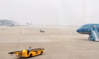 Để phục vụ các chuyến bay, trong sân bay có rất nhiều loại phương tiện và các lực lượng khác nhau hoạt động, nên yêu cầu chặt chẽ về an toàn. Ảnh minh họa.