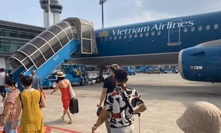 Nữ hành khách tử vong do trượt chân khi xuống thang máy bay