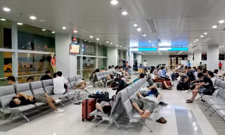 Hành khách vạ vật tại sân bay Phú Quốc tối 1/7 vừa qua, khi chuyến bay trễ hơn 2 giờ so với kế hoạch.