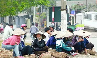 Theo ILO, có 2 tỷ người lao động trong khu vực phi chính thức (chủ yếu ở các nền kinh tế mới nổi và đang phát triển) là nhóm có nguy cơ cao bị tác động tiêu cực bởi dịch COVID-19. Ảnh: Minh Đức.