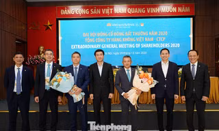 Ông Lê Trường Giang (thứ 3 từ trái sang) được bầu tham gia HĐQT với thời hạn 5 năm.