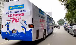 Xe khách dán kín quảng cáo, vi phạm quy định về an toàn giao thông, nhưng vẫn vô tư lưu thông trên khắp các tuyến phố của Hà Nội. Ảnh: Phạm Thanh.