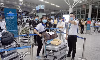 Những hành khách đầu tiên rời Việt Nam trên chuyến bay thương mại quốc tế thường lệ đầu tiên được nối lại sau thời gian dài phải dừng vì dịch COVID-19.