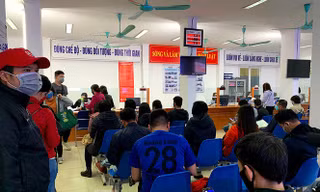 Lao động mất việc làm nộp hồ sơ hưởng bảo hiểm thất nghiệp tăng tới 70% so với cùng kỳ năm trước. Ảnh: Như Ý.