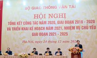 Phó Thủ tướng Trịnh Đình Dũng phát biểu chỉ đạo tại Hội nghị Tổng kết năm 2020, triển khai nhiệm vụ năm 2021 của Bộ GTVT. Ảnh: Phạm Thanh.