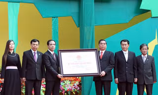 Đồng chí Lê Hồng Anh, Ủy viên Bộ Chính trị, Thường trực Ban Bí thư, dự và trao bằng xếp hạng Di tích Quốc gia đặc biệt Tân Trào cho tỉnh Tuyên Quang Ảnh: TTXVN