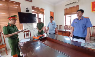 Cơ quan Cảnh sát điều tra Công an tỉnh Bắc Giang thực hiện các thủ tục tố tụng đối với bị can Thái Văn Vĩnh (thứ 2 từ phải sang).