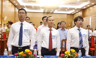 Lãnh đạo Trung ương Hội Thầy thuốc trẻ Việt Nam và lãnh đạo UBND tỉnh Bắc Giang dự Đại hội. Ảnh: Nguyễn Thắng.