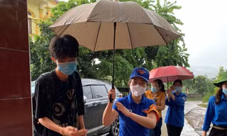 Tình nguyện viên ở điểm thị tại trường THPT Sơn Động số 1 kịp thời đưa thí sinh Phạm Hải Đăng vào phòng thi 