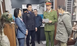 Lực lượng chức năng thực hiện các thủ tục tố tụng đối với Nguyễn Thị Hải Lý (ngoài cùng bên phải)