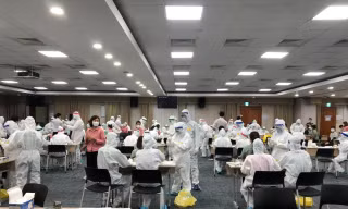 Cơ quan chức năng tỉnh Bắc Ninh lấy mẫu xét nghiệm cho công nhân