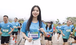 Người đẹp Hoàng Hương Giang gây sự chú ý của nhiều người tại giải chạy.