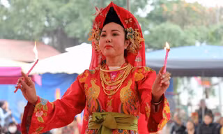 Hình ảnh tái hiện hầu đồng truyền thống, không mê tín dị đoan tại Tuyên Quang