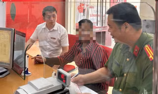 Phòng giao dịch Tân Dĩnh phối hợp với Công an xã tuyên truyền, giải thích cho bà H.T.H