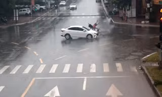 Nam thanh niên đi tốc độ cao vượt đèn đỏ va chạm ô tô đi đúng phần đường.