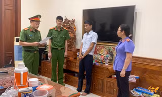 Lực lượng chức năng khám xét chỗ ở của bị can Lê Minh Dương.