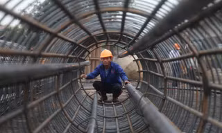 Công nhân hối hả làm việc cả vào những ngày nghỉ lễ 30/4 để đảm báo tiến độ thi công dự an mở rộng cầu Như Nguyệt