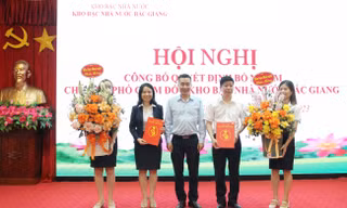 Phó Tổng Giám đốc KBNN Triệu Thọ Hân trao quyết định bổ nhiệm cho ông Đỗ Hoàng Sơn và bà Nguyễn Hồng Nhung.